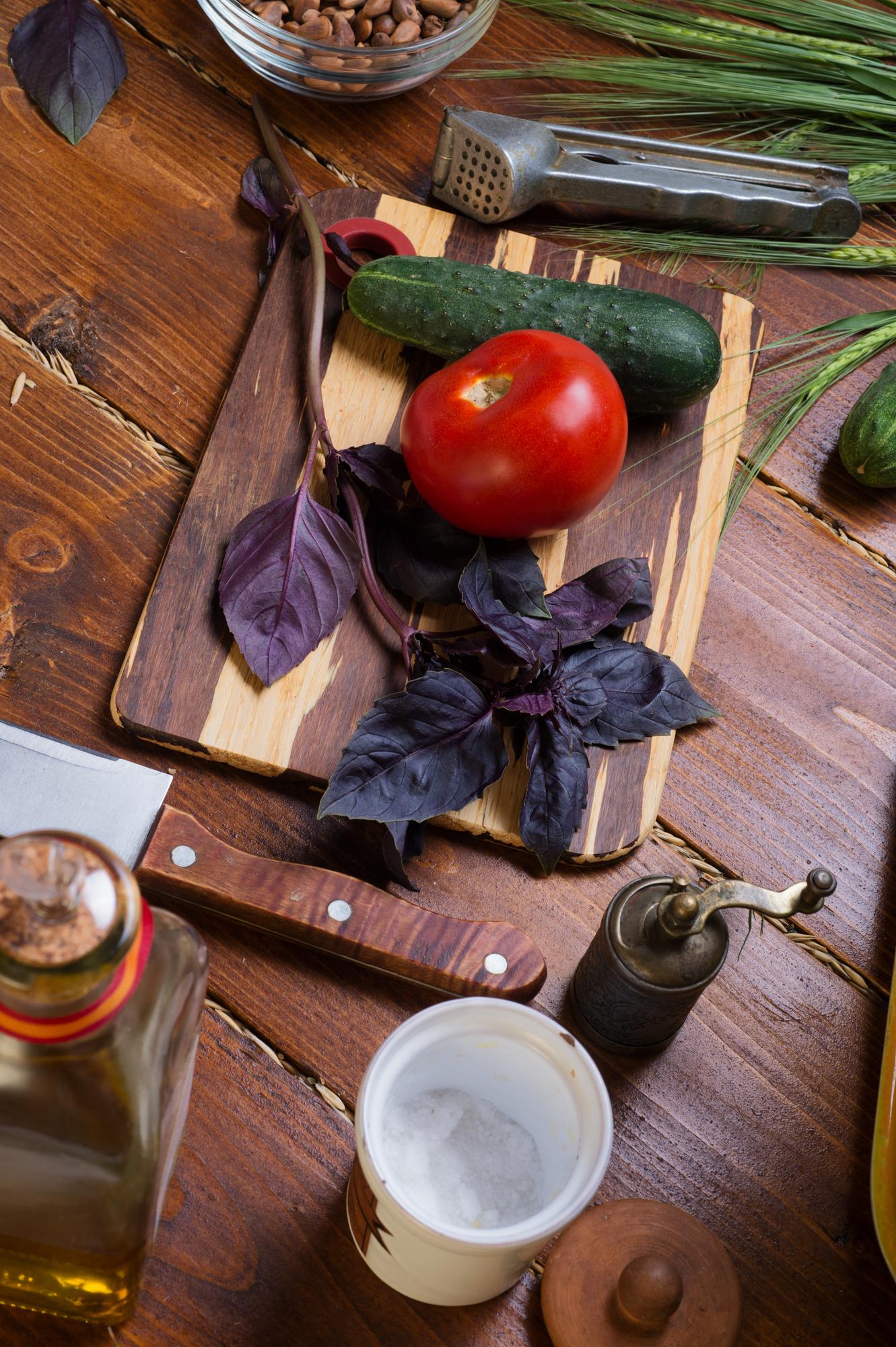 Tavolo da cucina con ingredienti disposti con cura