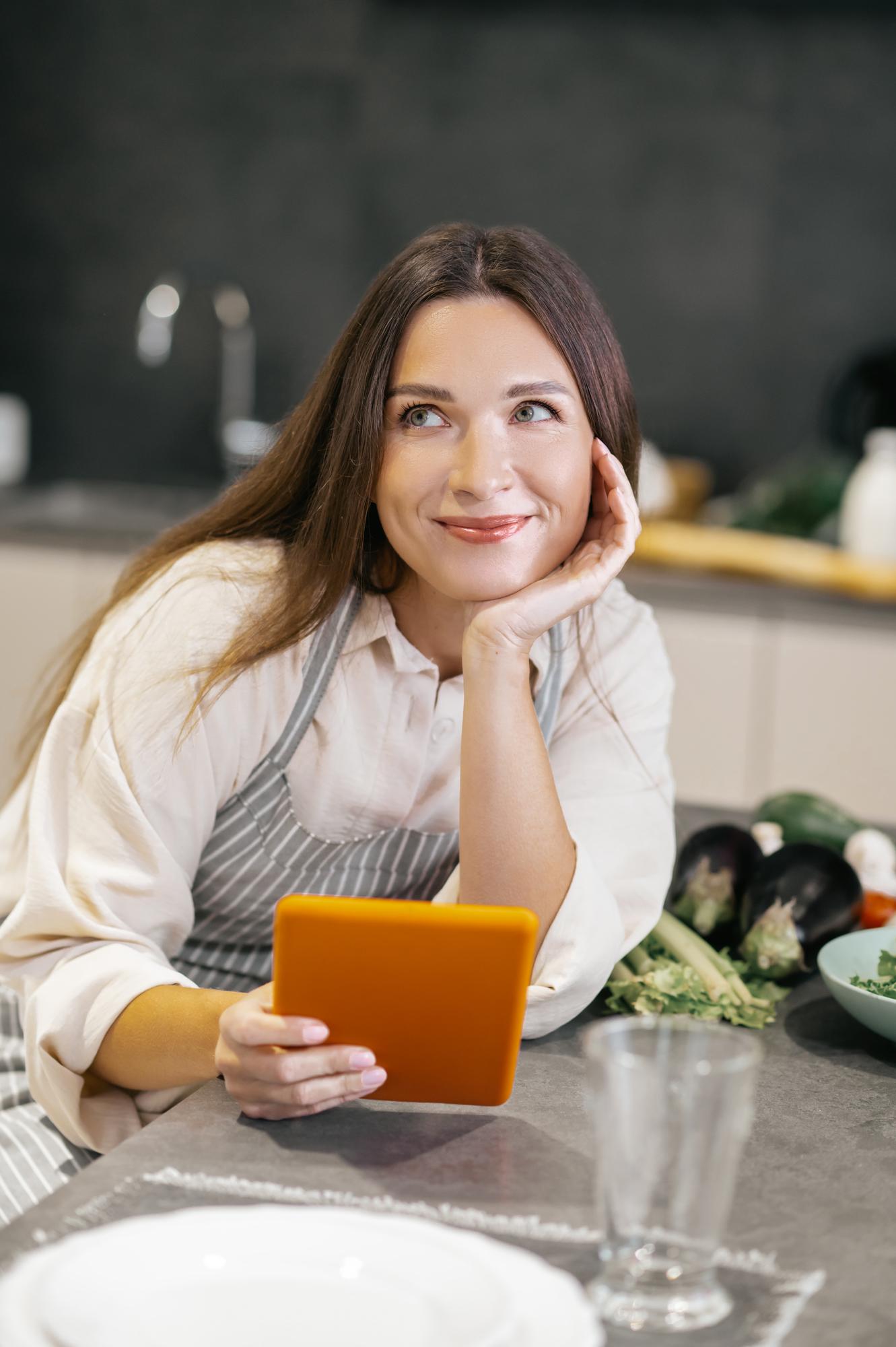 Ritratto dello chef che sorride in cucina