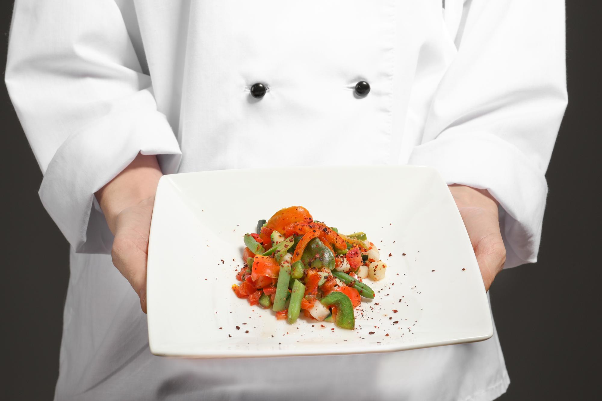 Chef che impiatta un piatto semplice ed elegante