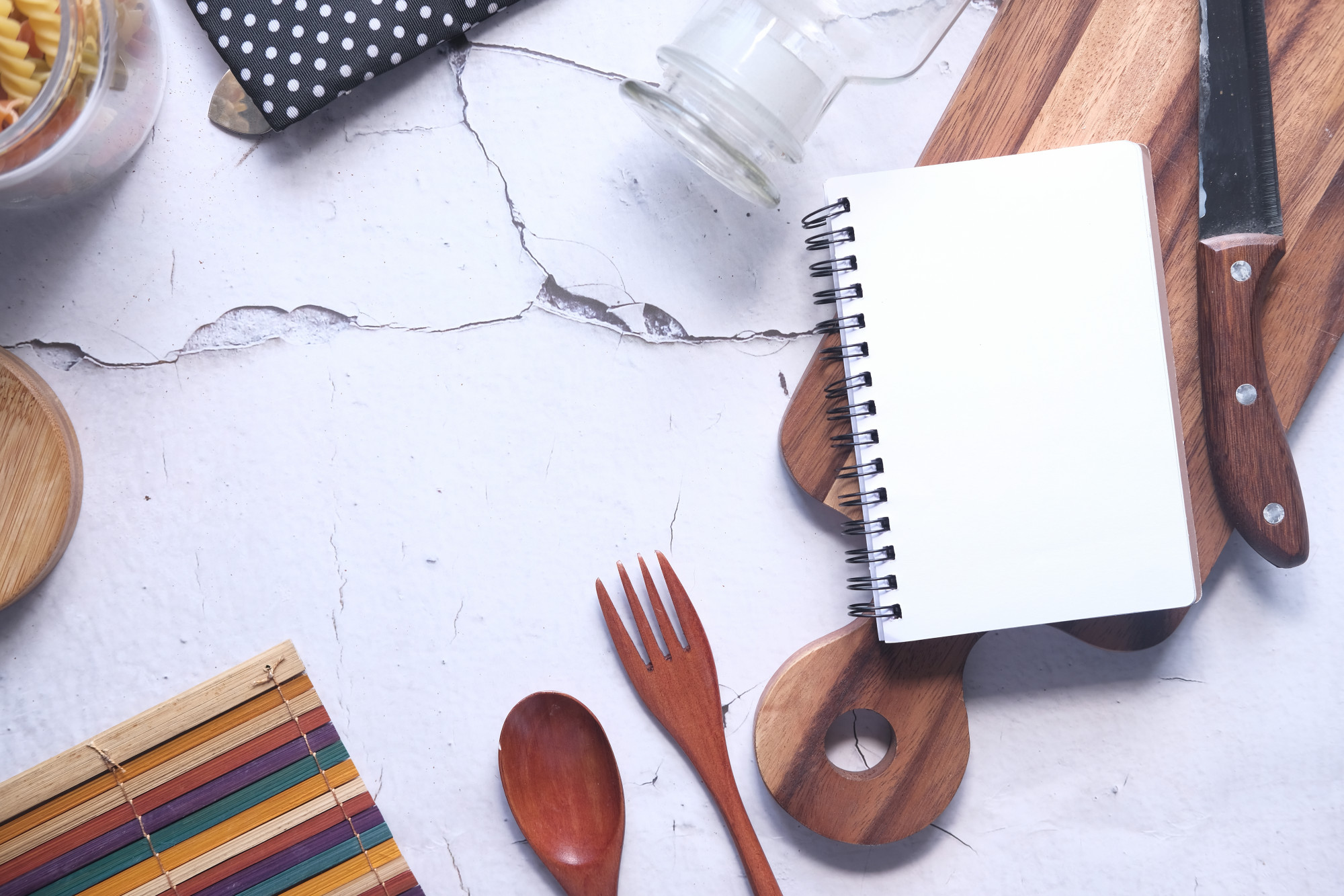 Tavolo con attrezzi da cucina e quaderno delle ricette